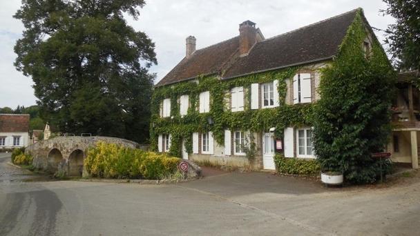 Bed and Breakfast Le Moulin De Corneil Mézilles Esterno foto